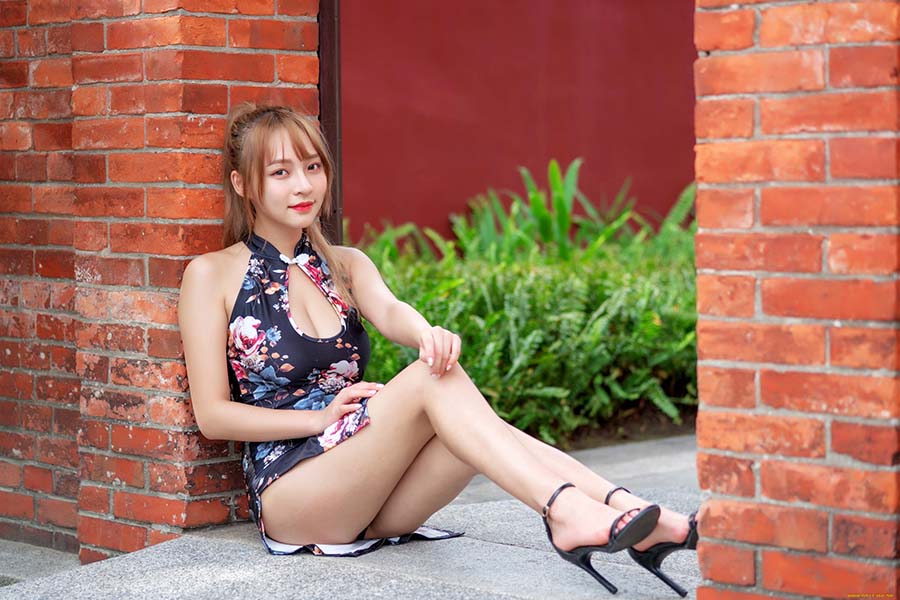 Girls in short dresses in Luyang