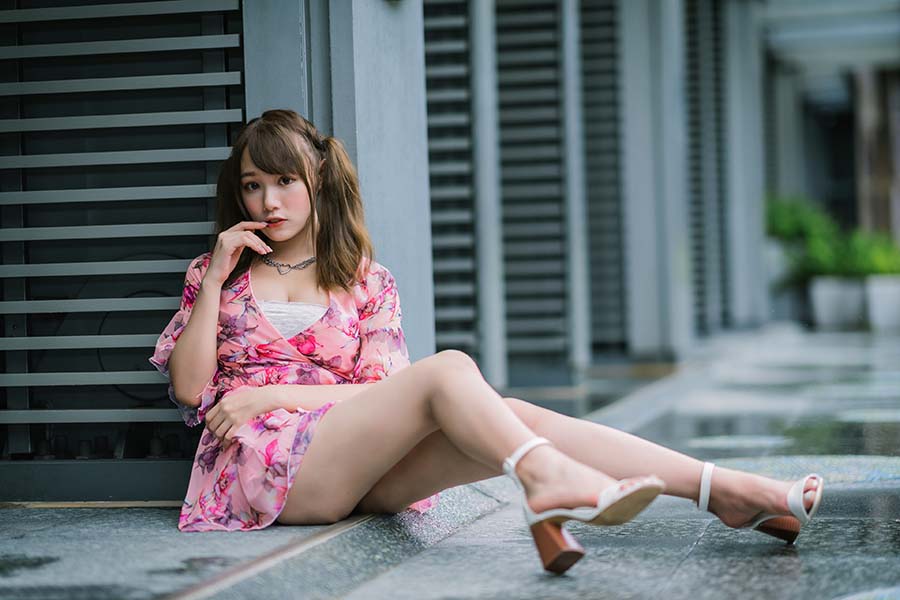 Girls in short dresses in Luyang