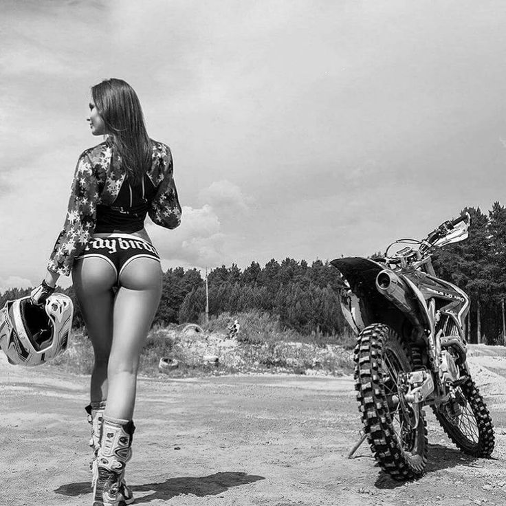 Beautiful girls and motorcycles in Luyang