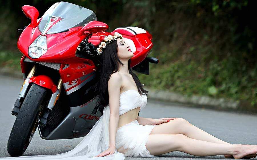 Beautiful girls and motorcycles in Luyang