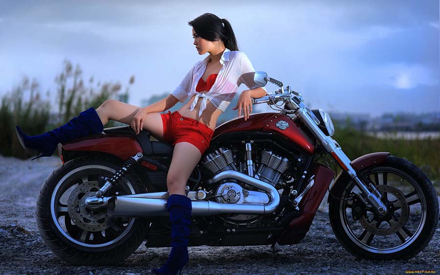 Beautiful girls and motorcycles in Luyang