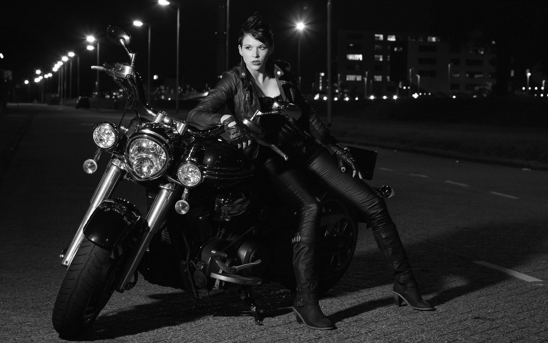 Photo Beautiful girls and motorcycles in Luyang