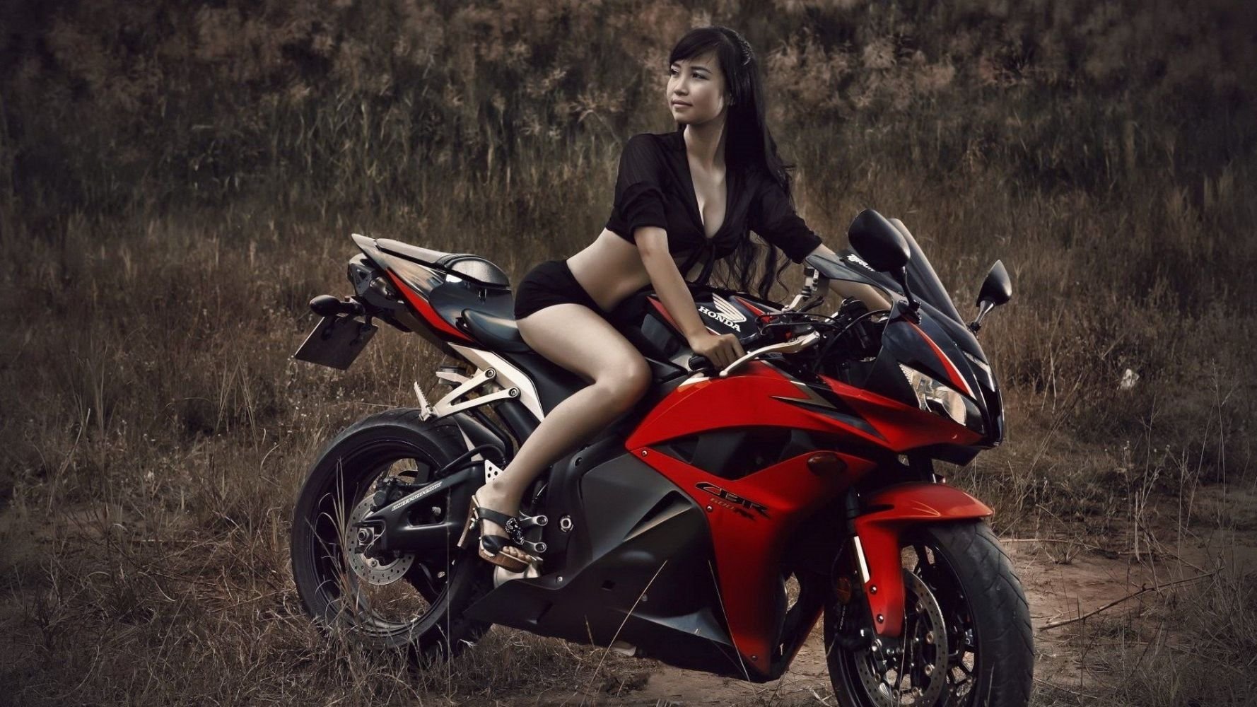 Fitness girls and bikes in Luyang
