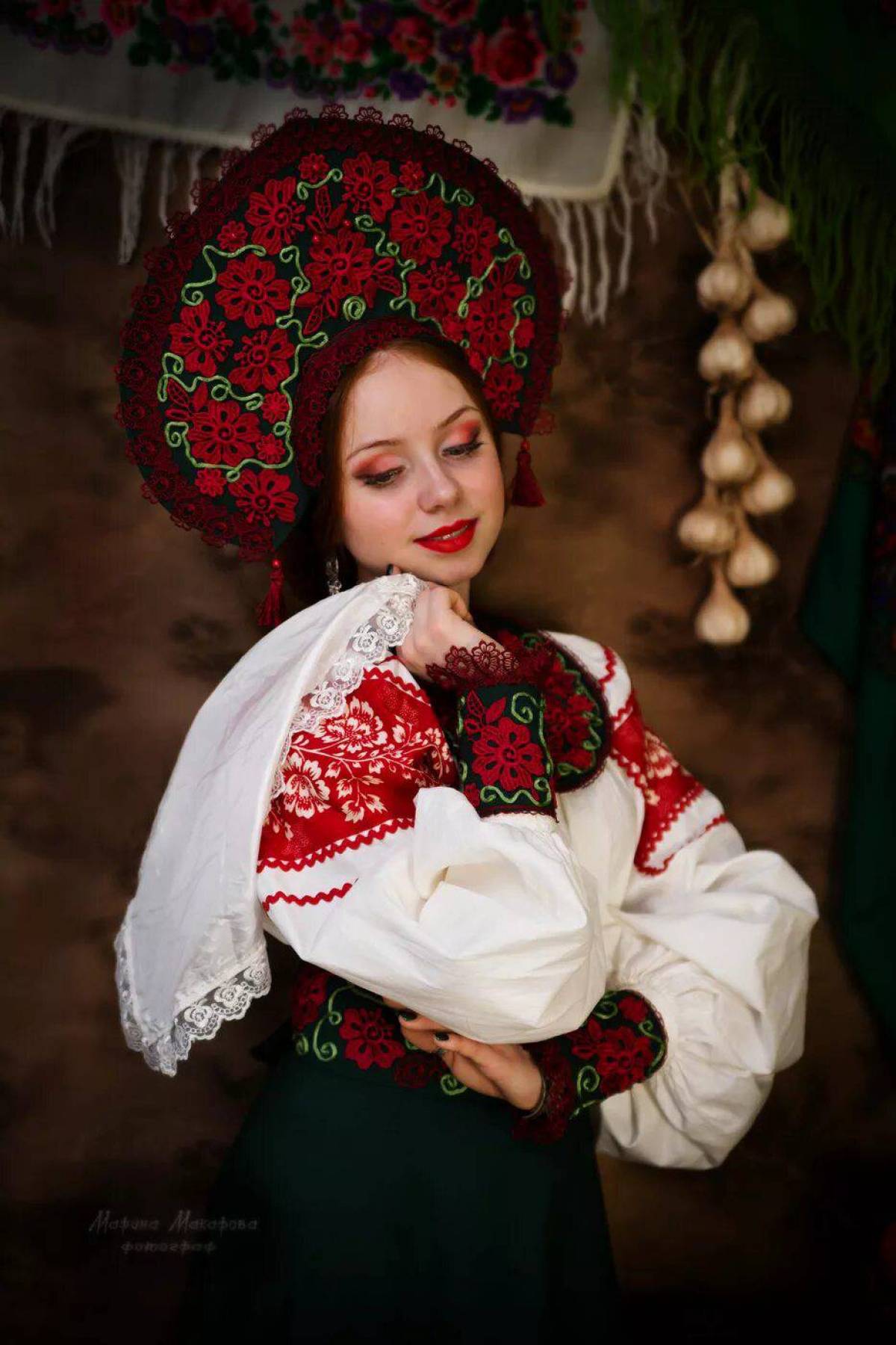 Women in Slavic costumes underwear in Luyang