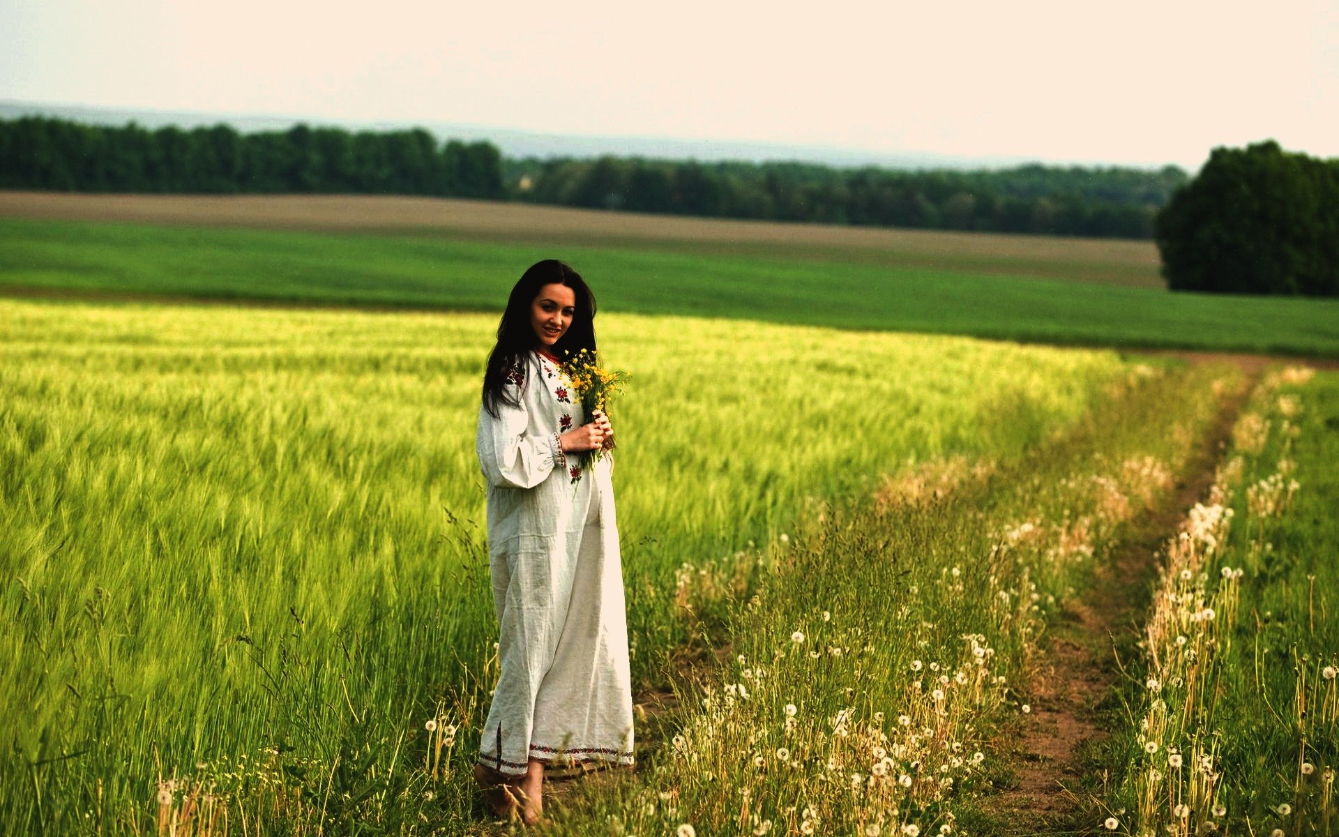 Women in Slavic costumes in Luyang