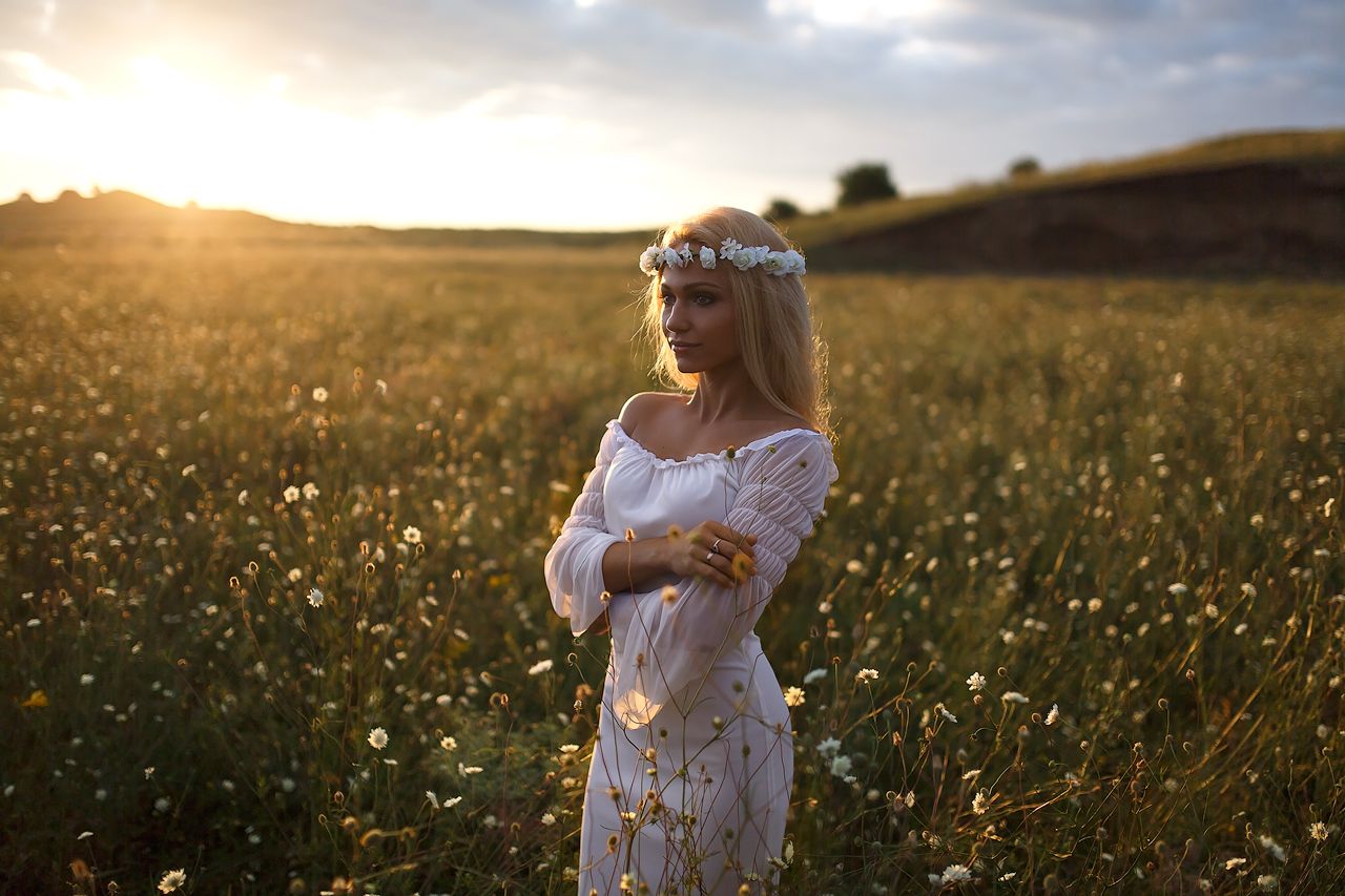 Girls in Slavic costumes in Luyang