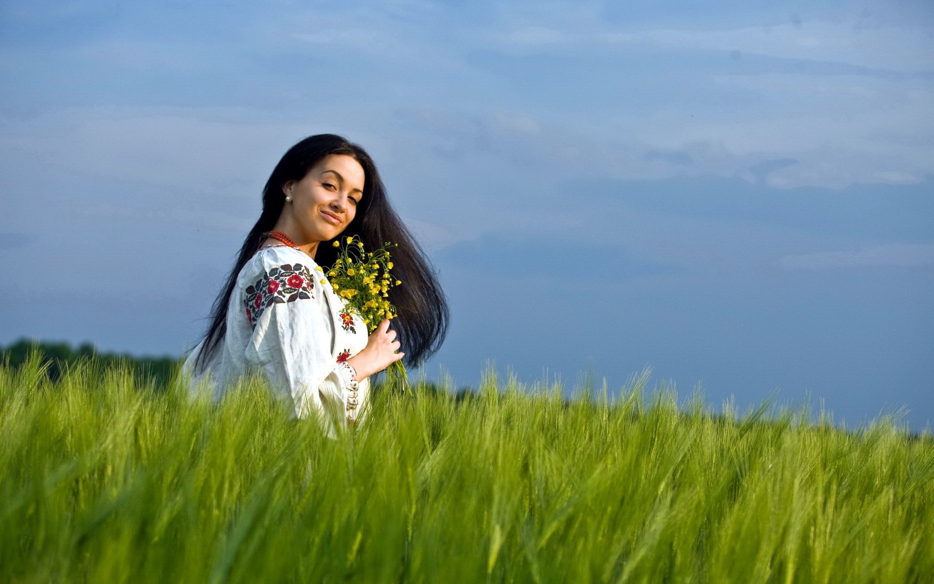 Girls in Slavic costumes in Luyang