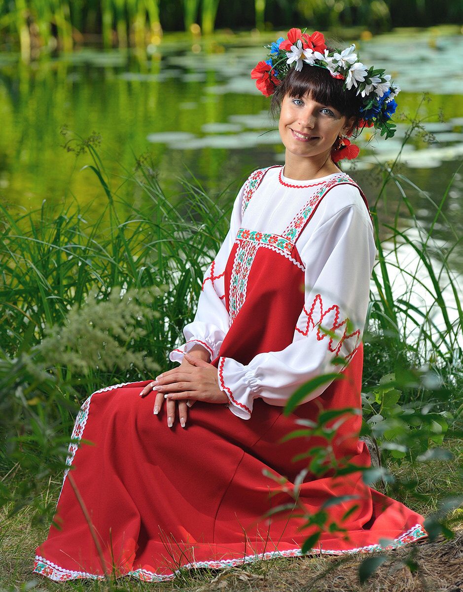 Beautiful girl Girls in Slavic costumes in Luyang