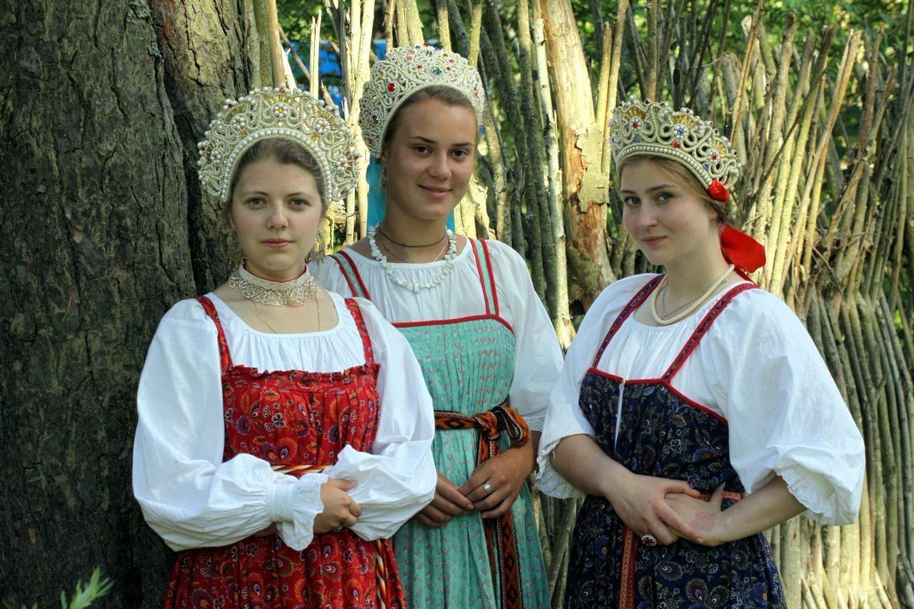 Sexy model Girls in Slavic costumes in Luyang